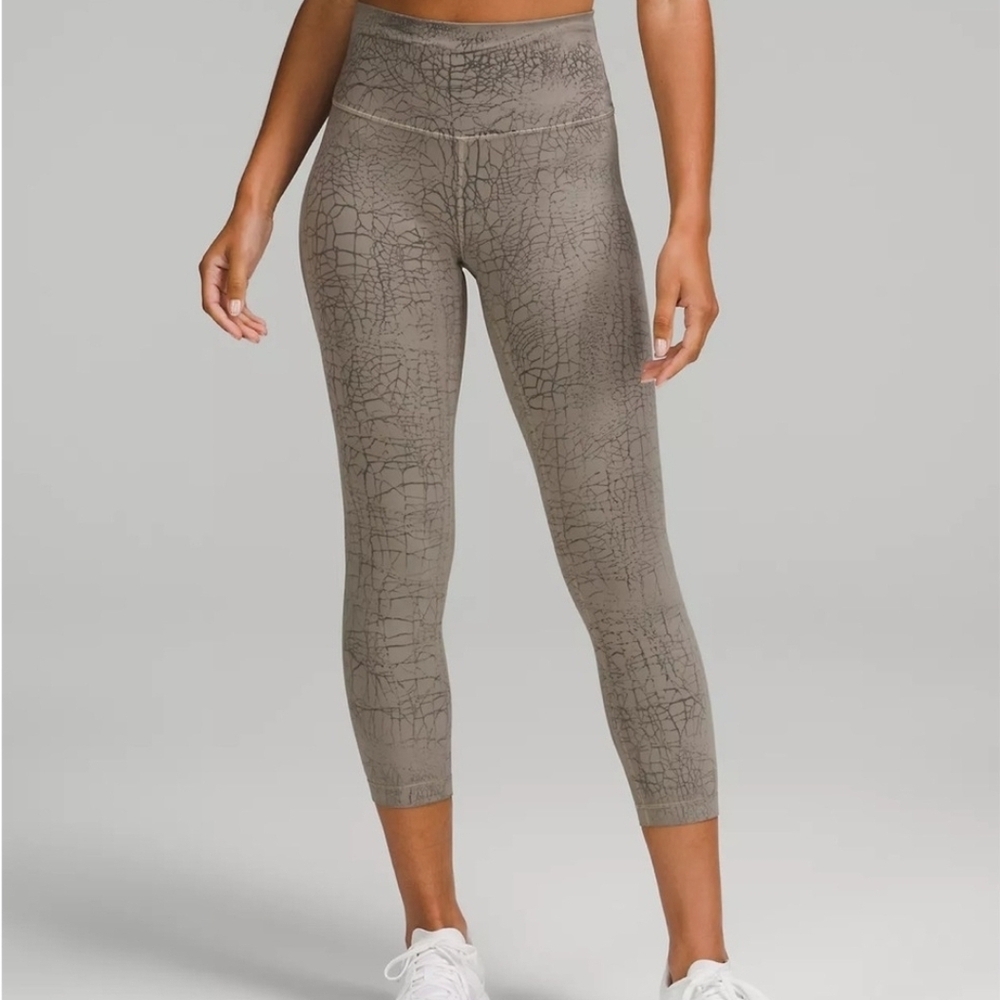 Lululemom Women

Wunder Train High-Rise Tight 25" Dye - Resale